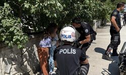 Tatbikatta korkan çocuklara polis şefkati