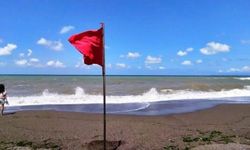 Sahile kırmızı bayrak çekildi