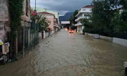 Sel baskınında iş yerleri, evler ve araçlar su altında kaldı