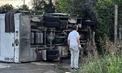 Tır ile çarpışan işçi midibüsü devrildi: 13 yaralı