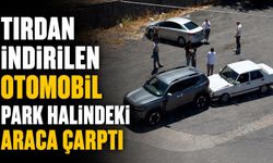 Tırdan indirilen otomobil park halindeki araca çarptı
