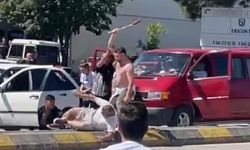 Trafikte meydan kavgası: Kaçmaya çalışan minibüse taş fırlattılar