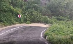 Heyelan nedeniyle ulaşıma kapanan yol ulaşıma açıldı