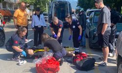 Hafif ticari araca çarparak savrulan motosikletli yaralandı