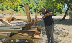 Yenice Belediye Başkanı Karakaş işçileri dinlendirdi, kendisi çalıştı