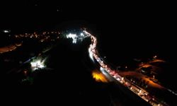 Yol çalışması ve trafik kazası birleşince karayolunda trafik kilitledi