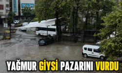 Zonguldak'ta giysi pazarına şiddetli yağmur engeli