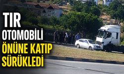 Tır otomobili önüne katıp sürükledi