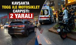Kavşakta TOGG ile motosiklet çarpıştı: 2 yaralı