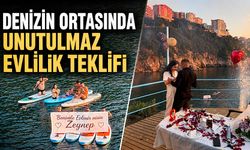 Denizin ortasında unutulmaz evlilik teklifi