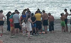 Filyos sahilinde korkutan anlar, kramp giren vatandaşı cankurtaranlar kurtardı