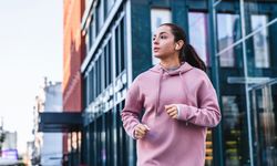 Kadın Sweatshirt Nasıl Seçilir? Sıcaklık, Kesim ve Stil Rehberi