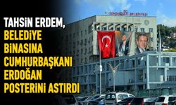 Tahsin Erdem, belediye binasına Cumhurbaşkanı Erdoğan posterini astırdı
