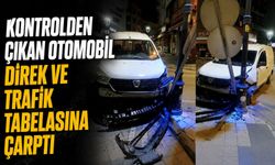 Kontrolden çıkan otomobil direk ve trafik tabelasına çarptı