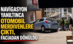 Navigasyon yanıltınca otomobil merdivenlere çıktı, faciadan dönüldü
