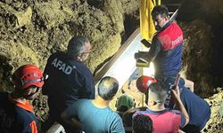 Toprak altında kalan baba oğul kurtarıldı