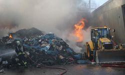 Geri dönüşüm deposundaki yangında göz gözü görmedi