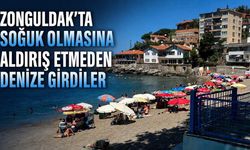 Zonguldak'ta soğuk olmasına aldırış etmeden denize girdiler