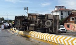 Rampadan inerken kontrolden çıkan kamyon bariyere çarpıp yan yattı