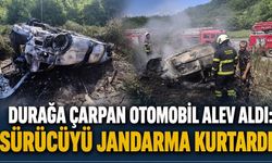 Durağa çarpan otomobil alev aldı: Sürücüyü jandarma kurtardı