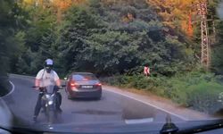 Virajı alamayan motosiklet otomobile çarptı