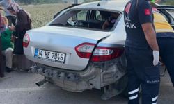 Hafif ticari ile otomobil çarpıştı, biri takla attı biri refüje çıktı: 2 yaralı