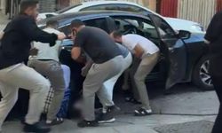 Otomobilin çarptığı çocuk aracın altında kaldı