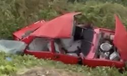 Hafif ticari ile çarpışan otomobil hurdaya döndü: 6 yaşındaki çocuk hayatını kaybetti