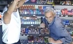 Markette kendini müziğin ritmine kaptıran müşteri ve esnaf görüntülendi
