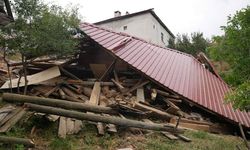 Tadilat yapılan köy evi çöktü, içeride mahsur kalarak yaralanan 5 kişi kurtarıldı