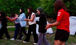 Gençler doğada kamp yaparak ili keşfediyor