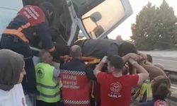 Tır önce akaryakıt istasyonu duvarına sonra refüje çarptı: 1 ölü, 1 yaralı