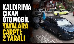 Kaldırıma çıkan otomobil yayalara çarptı: 2 yaralı