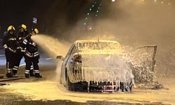 Otomobil alev topuna döndü: Trafik kilitlendi
