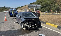 İki otomobil kafa kafaya çarpıştı