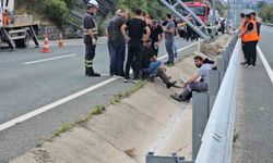 İş makinesi eve ve otomobile çarptı: 2 ölü