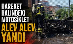 Hareket halindeki motosiklet alev alev yandı