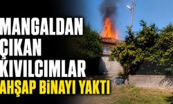 Mangaldan çıkan kıvılcımlar ahşap binayı yaktı