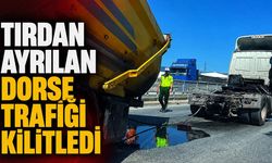 Tırdan ayrılan dorse trafiği kilitledi