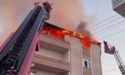 Teras katta çıkan yangın mahalleliyi sokağa döktü
