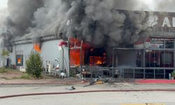 Restoran alevlere teslim oldu, çok sayıda ekip sevk edildi