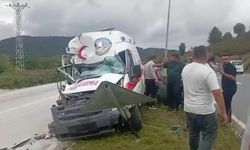 Ambulans tıra arkadan çarptı 1 kişi yaralı