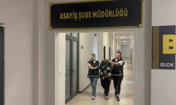 Babasını öld*ren annesinin gözyaşlarını mahkeme salonunda sildi