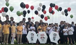 Binlerce öğrenci Gazzeli çocuklar için yürüdü: Gökyüzüne umut uçurdular