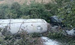 Devrilen tırda sürücü hayatını kaybetti
