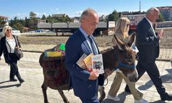 Eşeğiyle kitap taşıyor, köy çocuklarının hayallerine ışık oluyor
