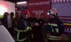 Fabrikadaki yangında üzerine çatı düşen itfaiyeci yaralandı