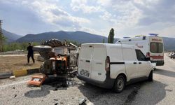 Hafif ticari araç ile traktör çarpıştı: 1 yaralı
