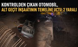 Kontrolden çıkan otomobil, alt geçit inşaatının temeline uçtu: 2 yaralı