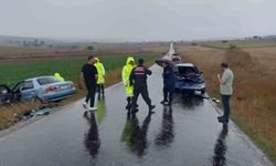 İki otomobil çarpıştı: 2 yaralı